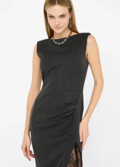 Abito gessato con pizzo