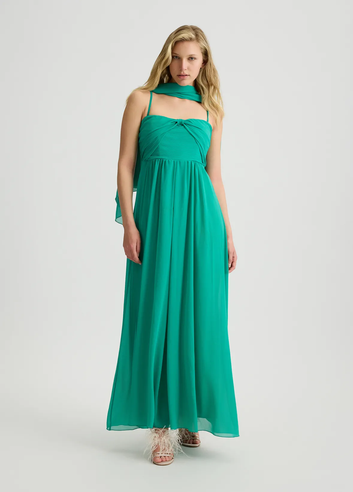 Abito lungo elegante con drappeggio