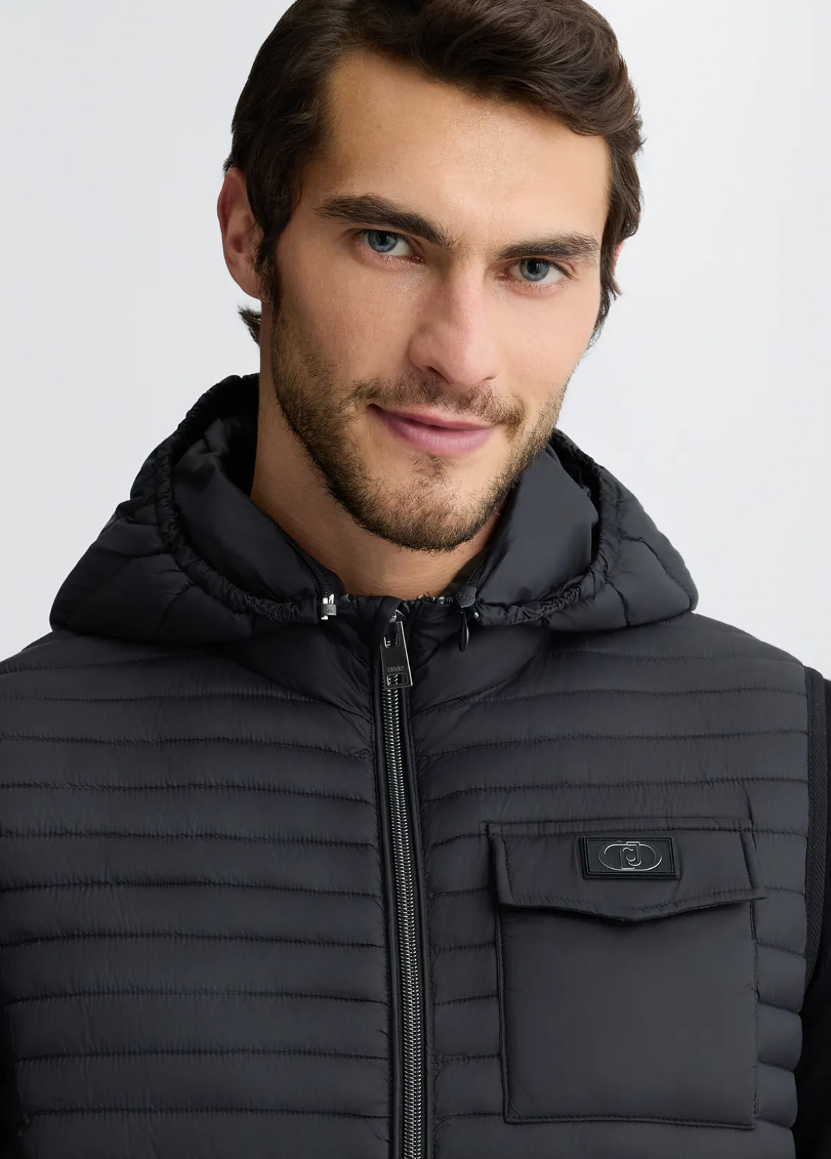 Gilet con cappuccio removibile