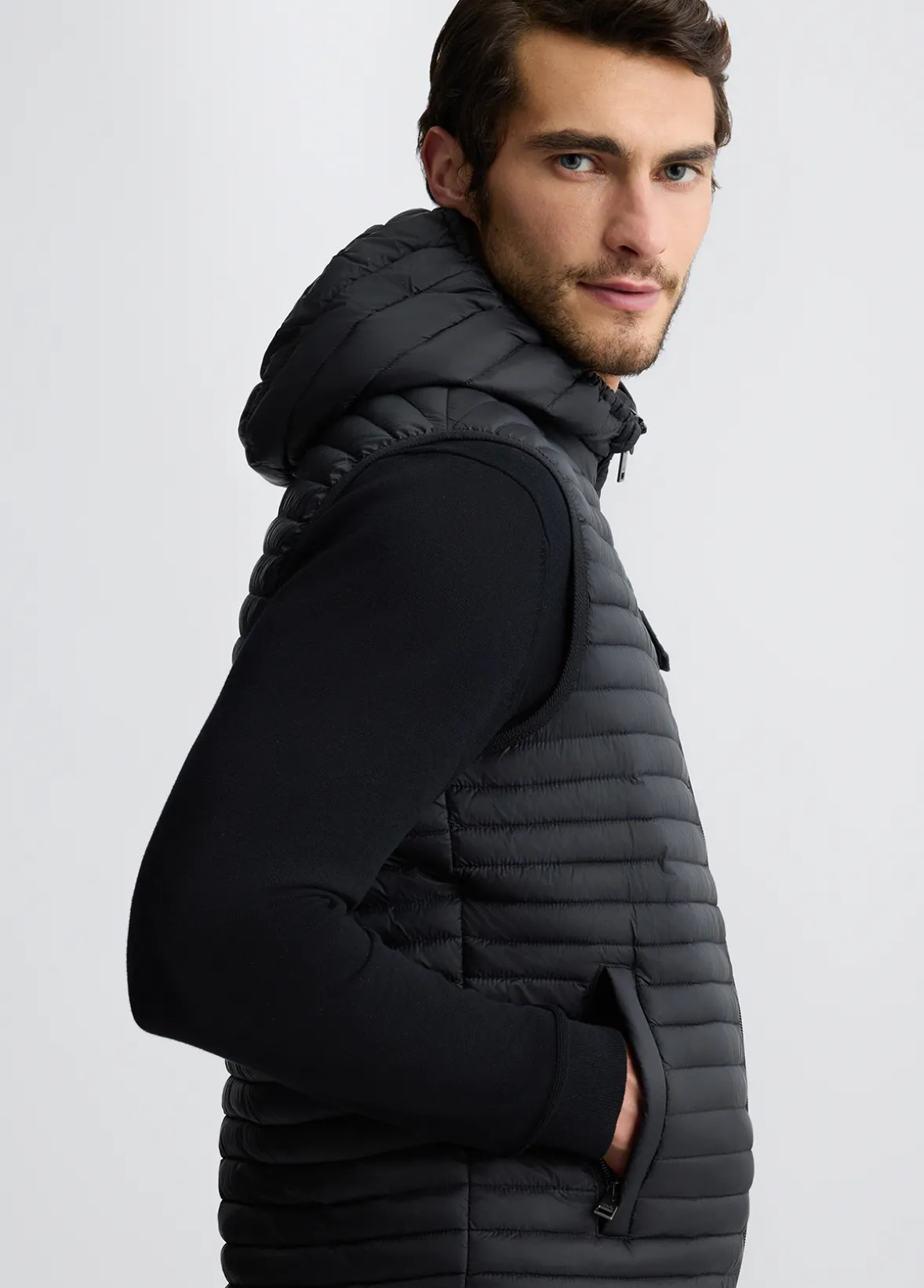 Gilet con cappuccio removibile