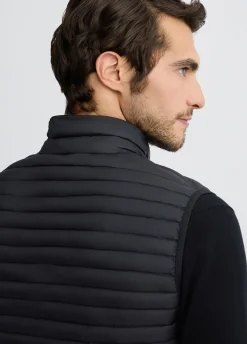 Gilet con cappuccio removibile