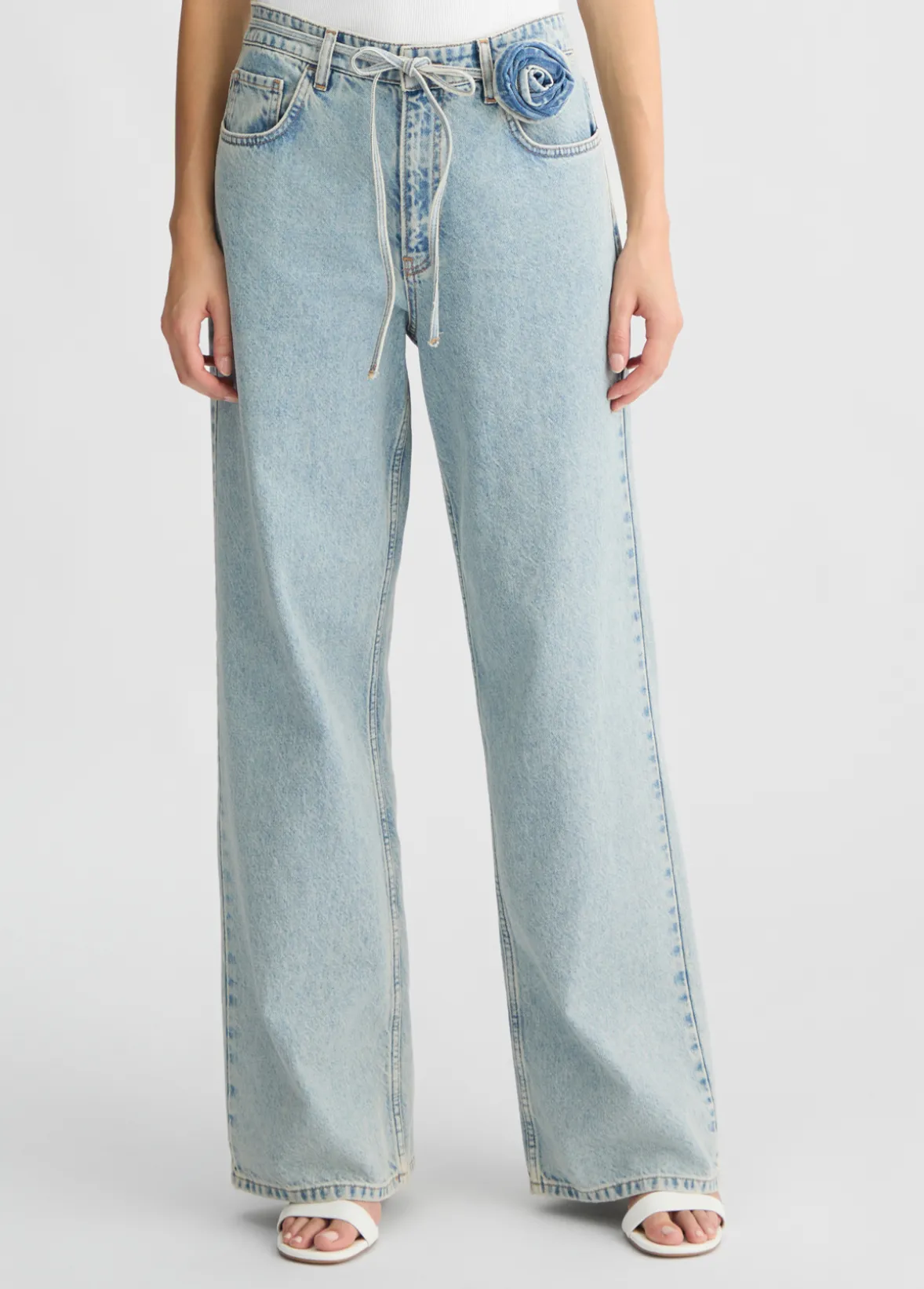 Jeans baggy con cintura floreale