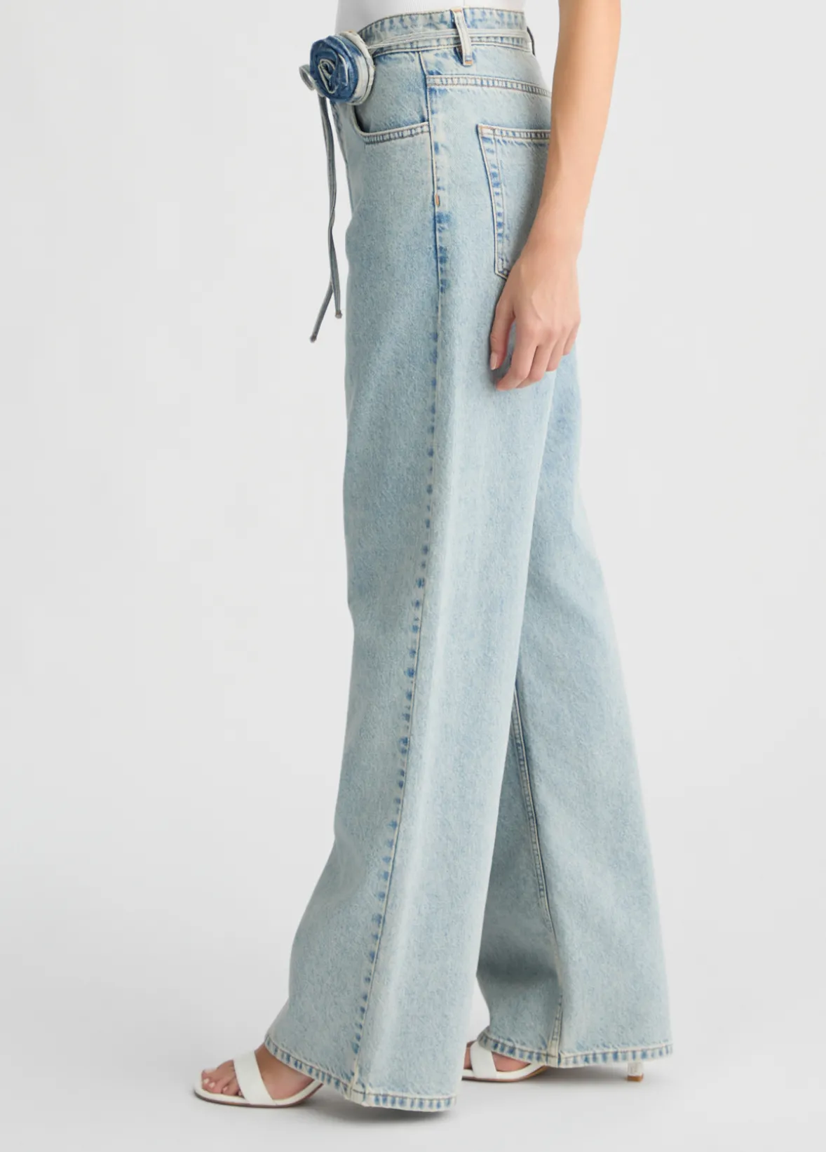 Jeans baggy con cintura floreale