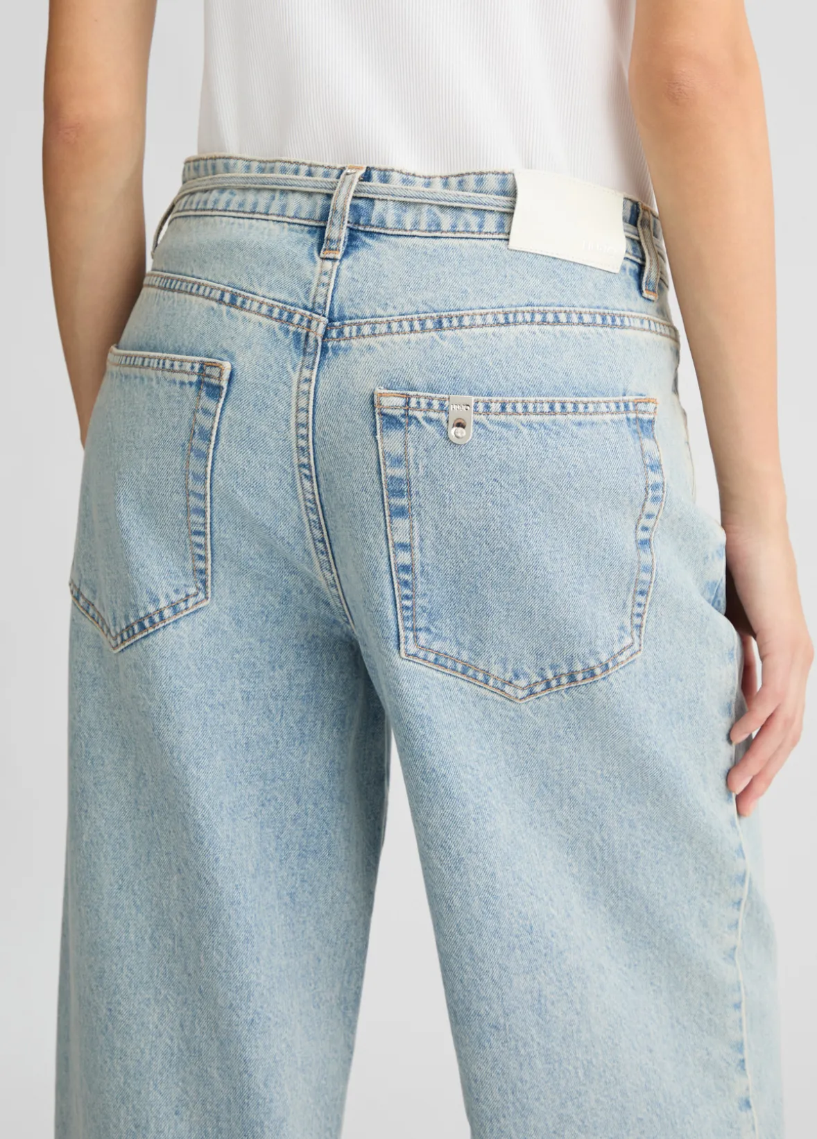 Jeans baggy con cintura floreale