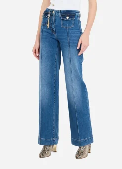 Jeans flare con charm gioiello