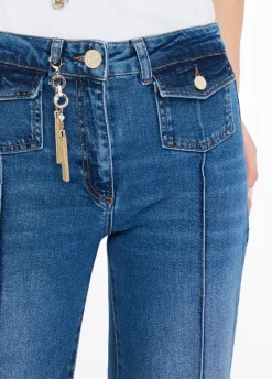 Jeans flare con charm gioiello