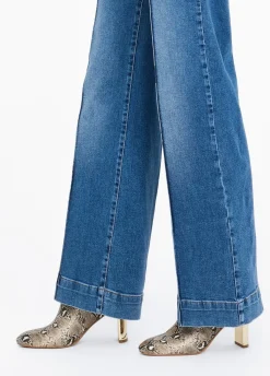 Jeans flare con charm gioiello
