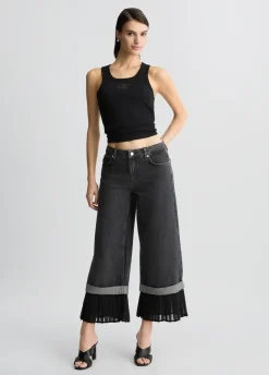 Jeans flare con orlo plissé