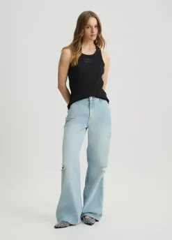 Jeans flare con piccoli strappi