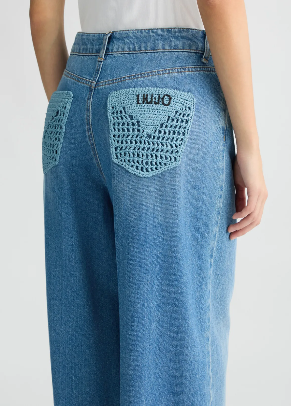 Jeans flare con tasche crochet