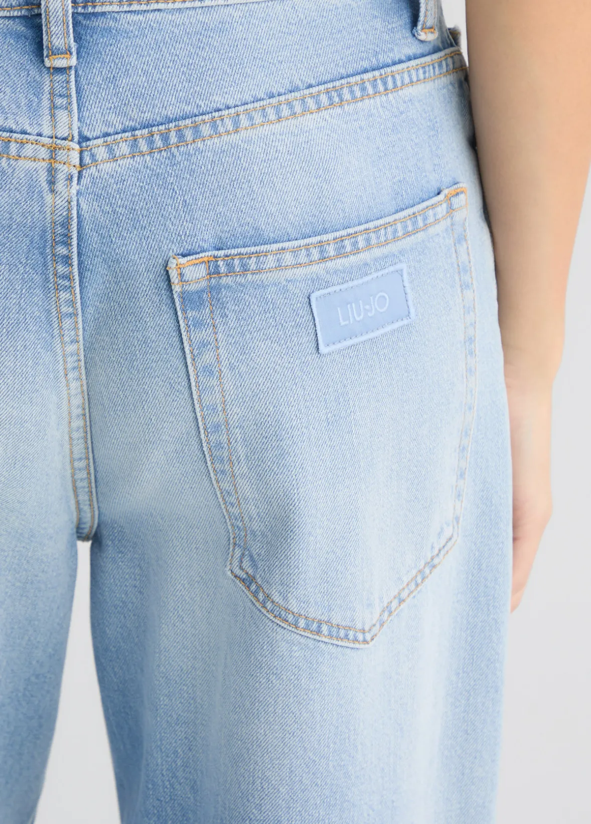 Jeans straight con cintura elegante