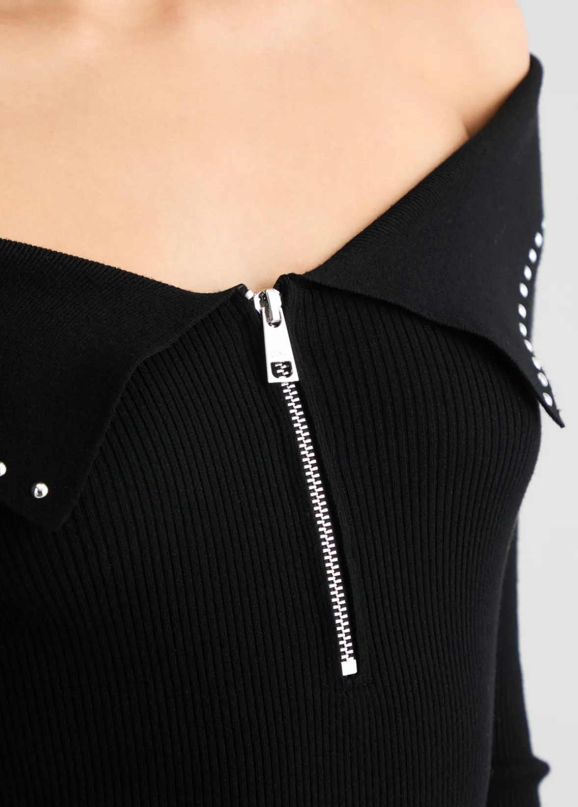 Maglia con zip e borchie