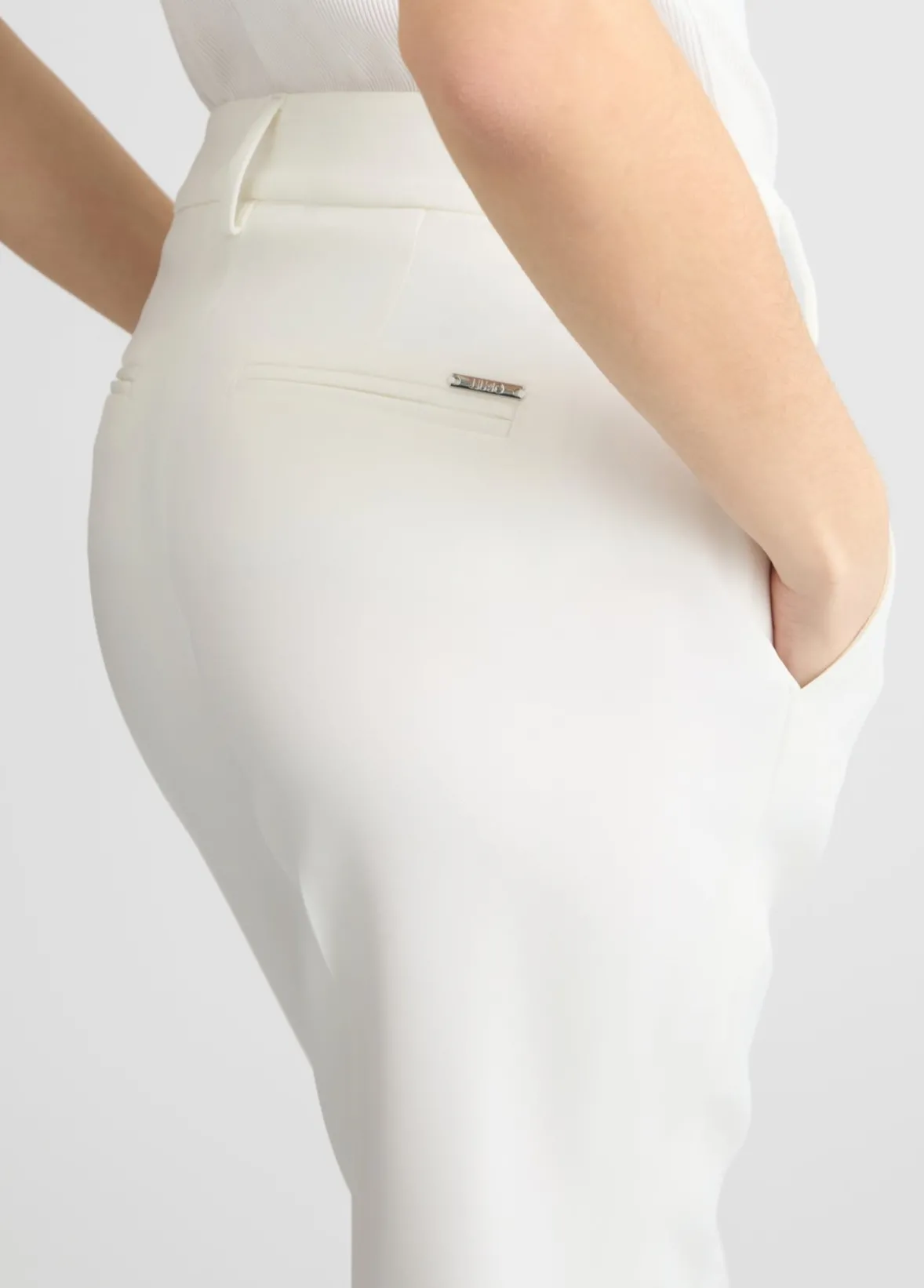 Pantaloni a vita alta
