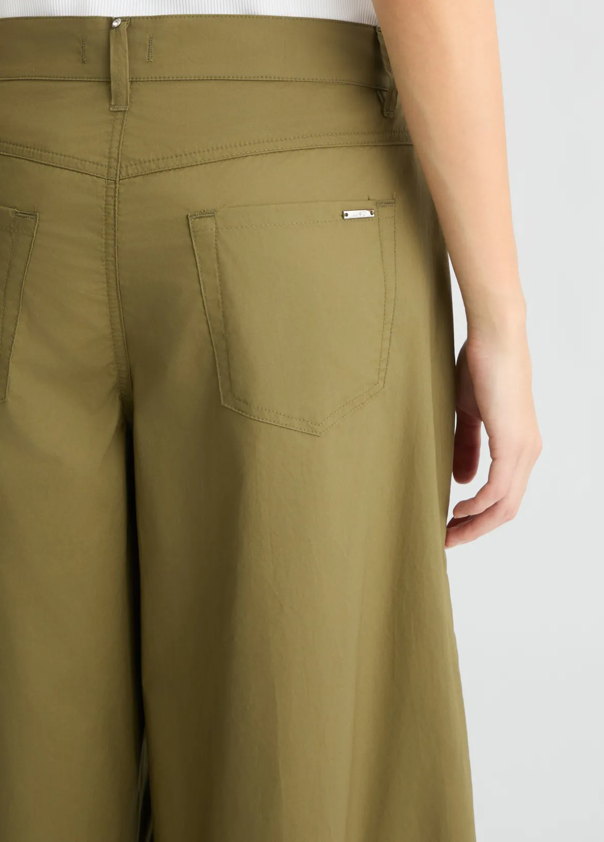 Pantaloni flare