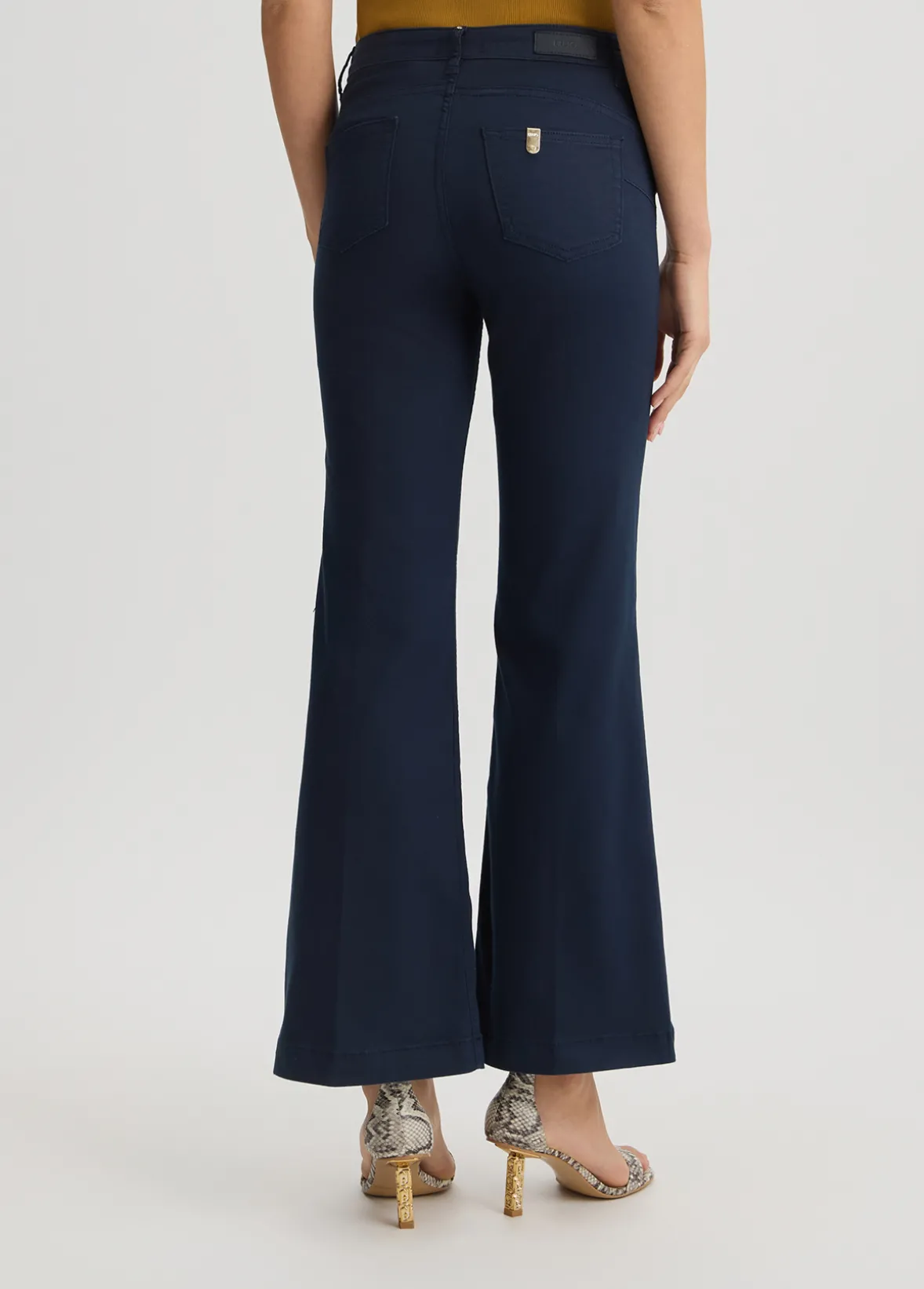 Pantaloni flare con bottoni