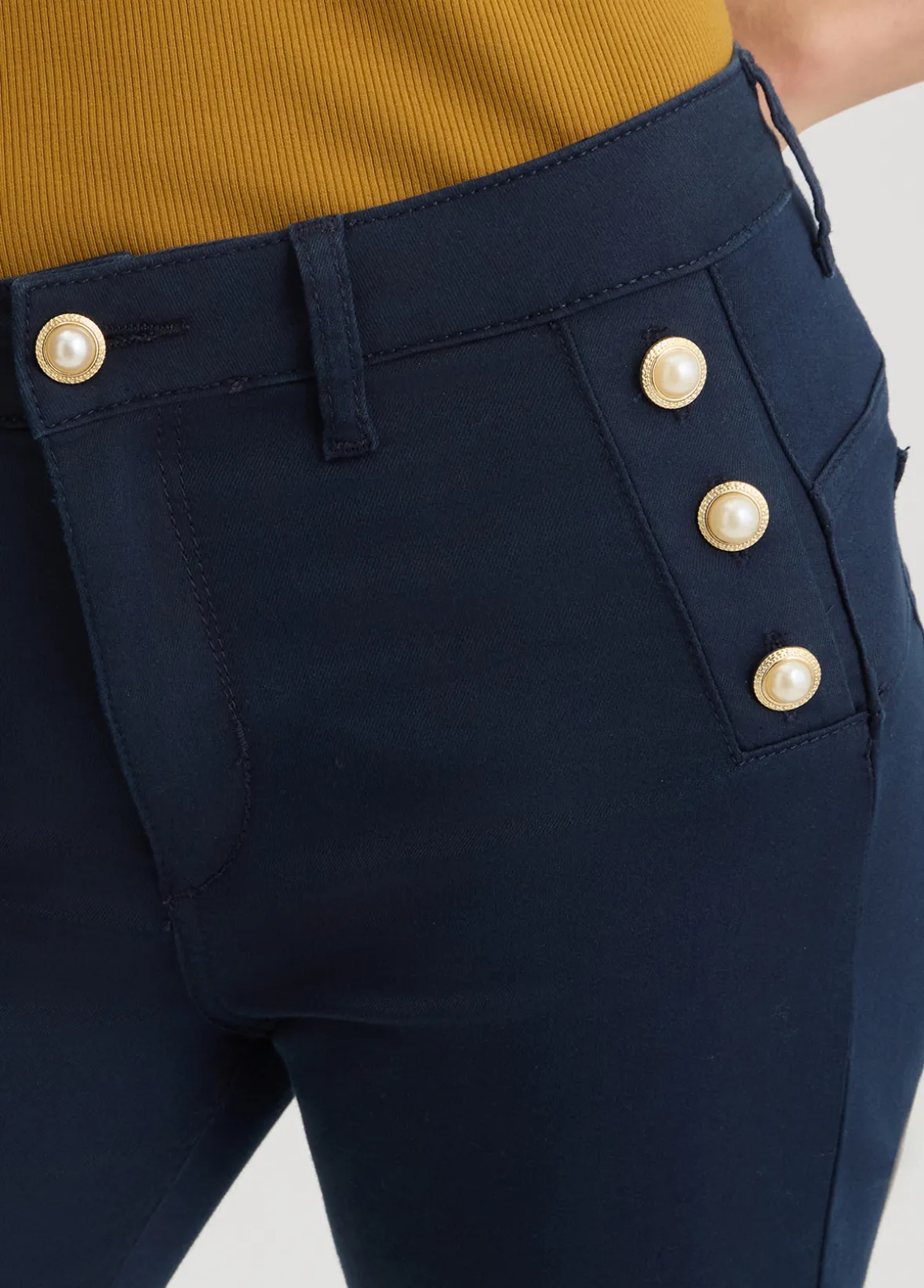 Pantaloni flare con bottoni