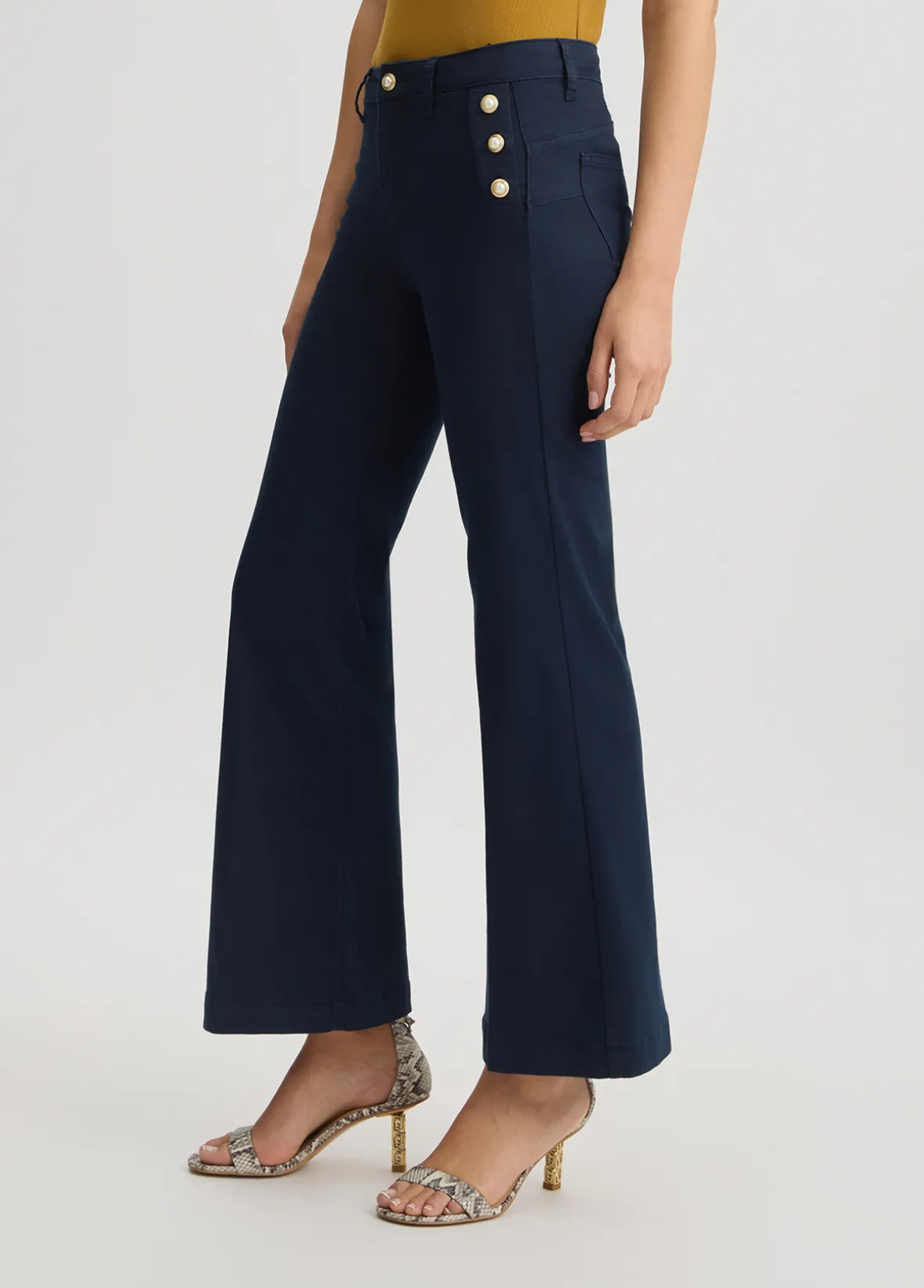 Pantaloni flare con bottoni