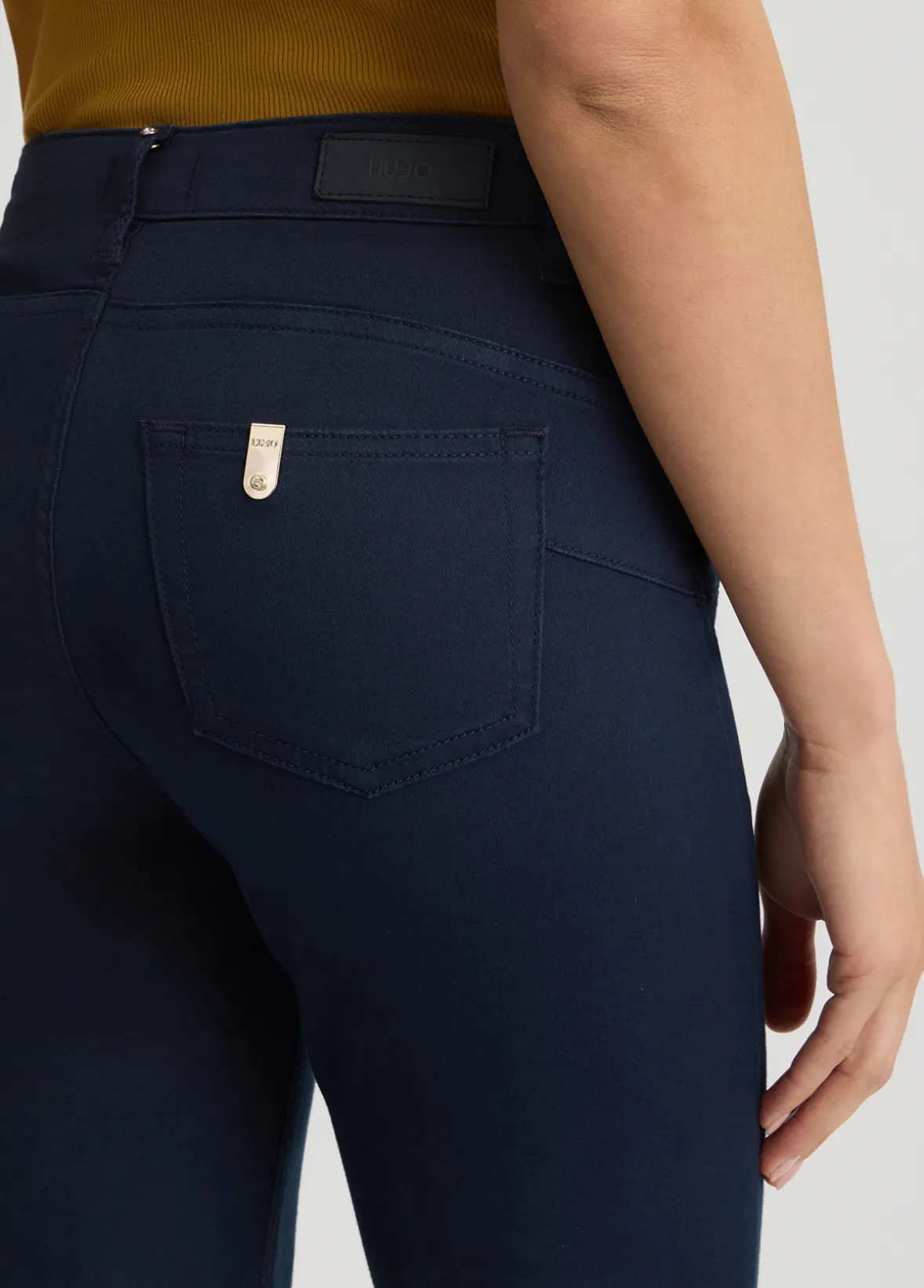 Pantaloni flare con bottoni
