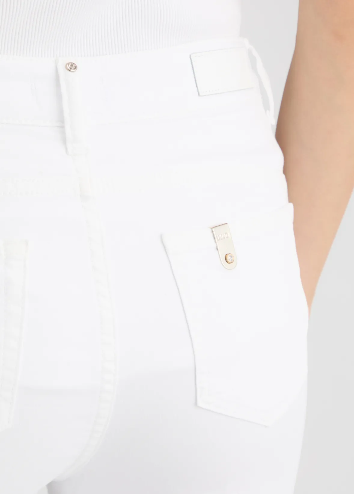 Pantaloni flare con bottoni