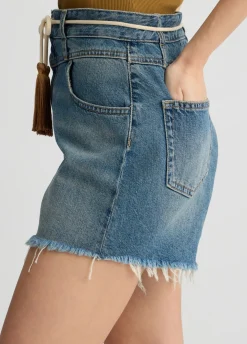 Short in denim con orli sfrangiati
