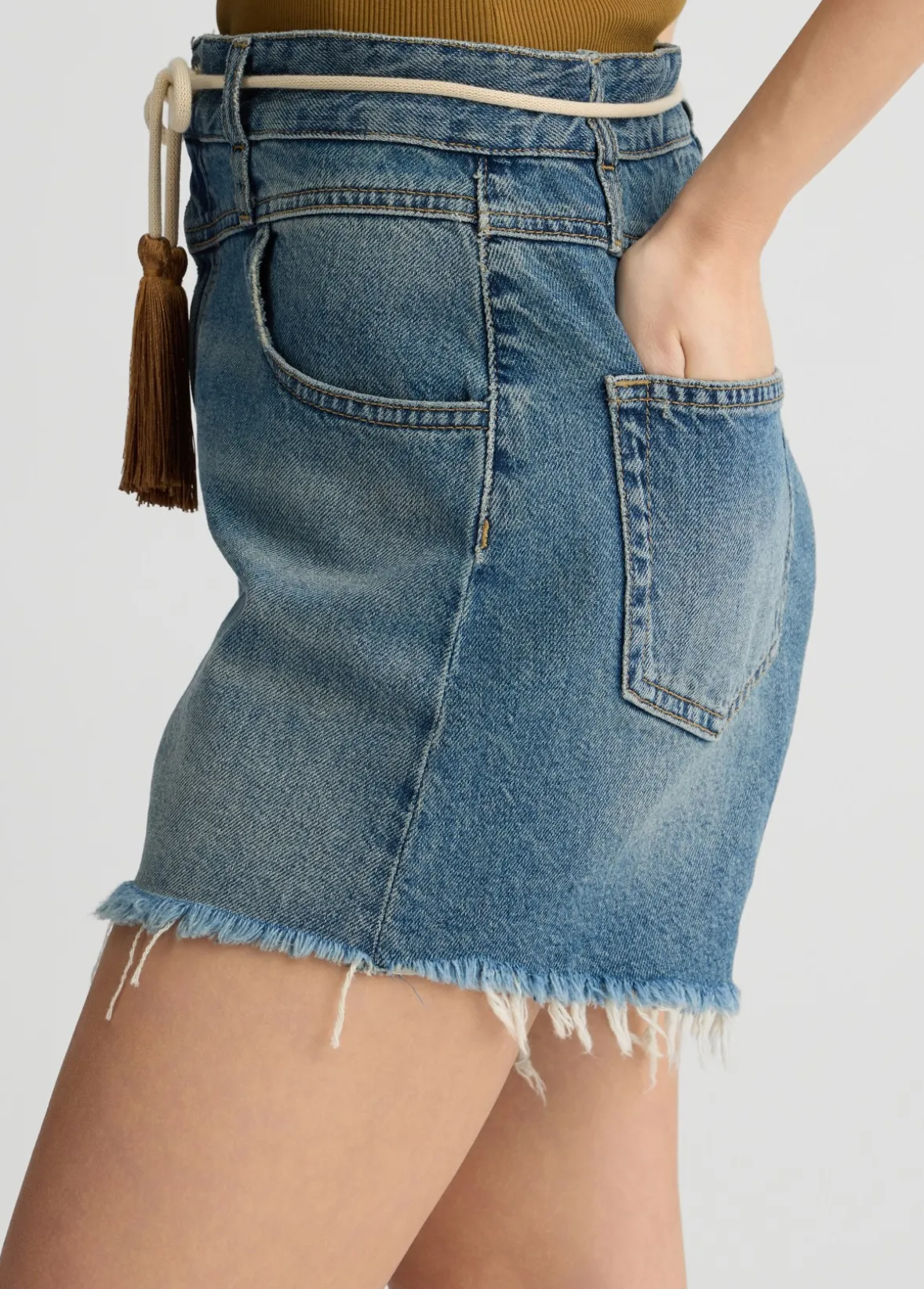 Short in denim con orli sfrangiati