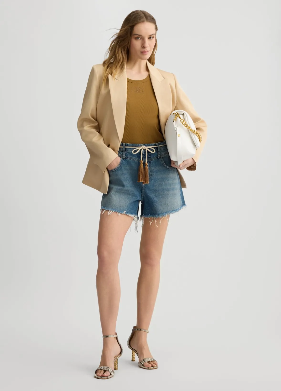 Short in denim con orli sfrangiati