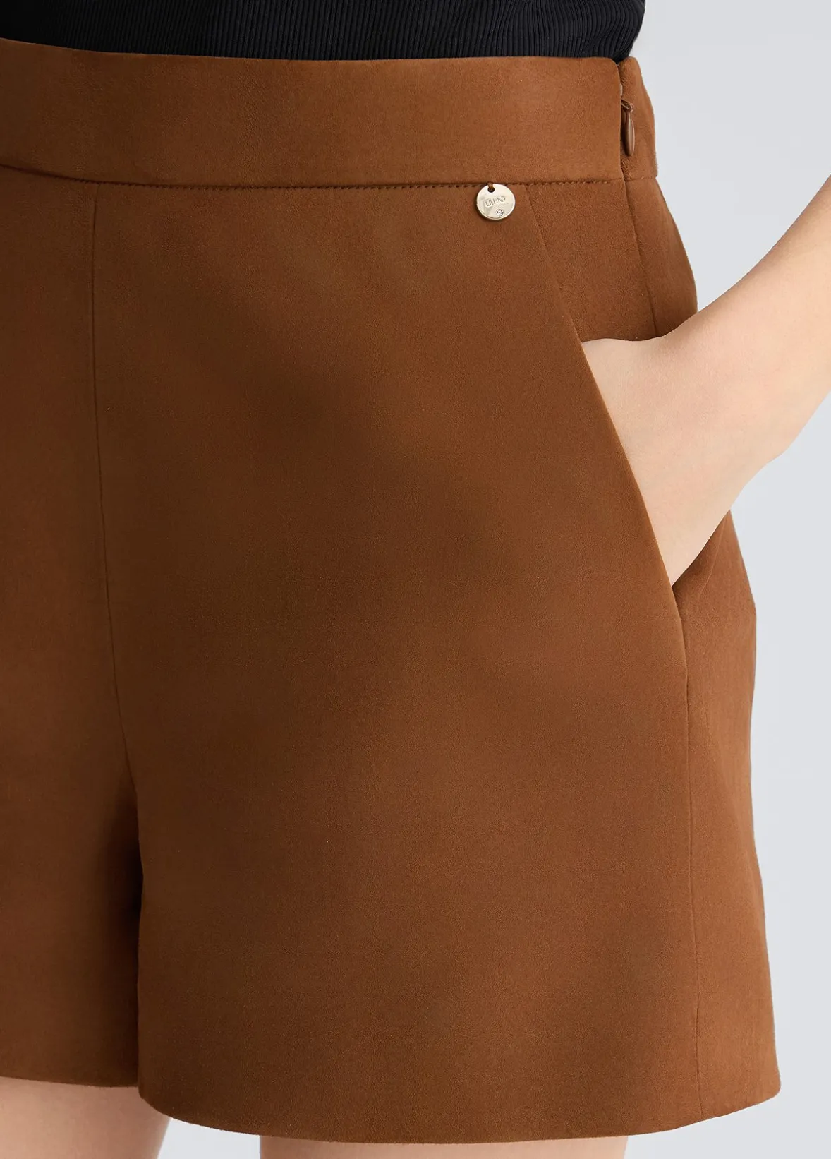 Short in suede