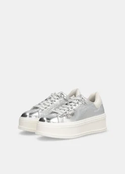 Sneakers in crackle