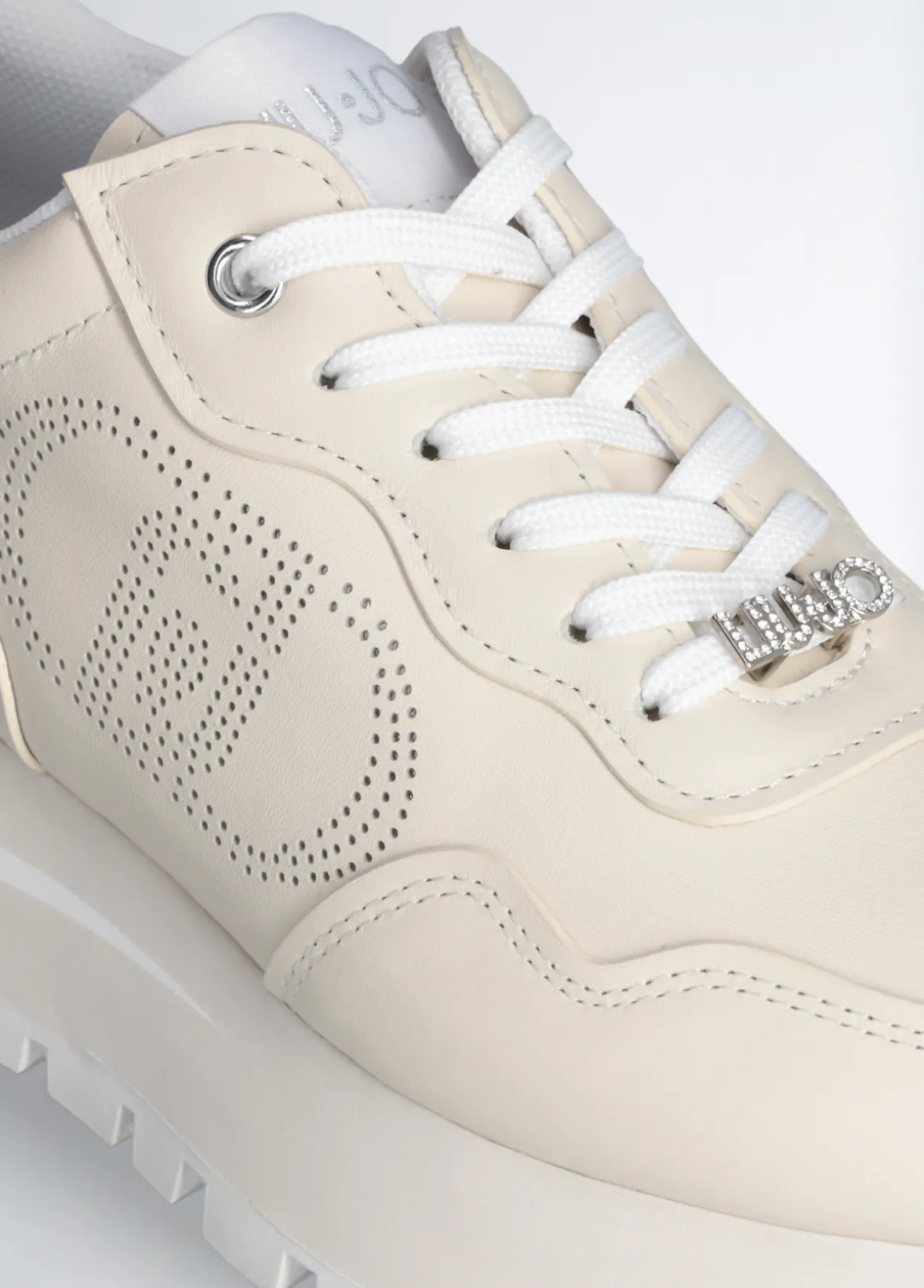 Sneakers in pelle con logo traforato