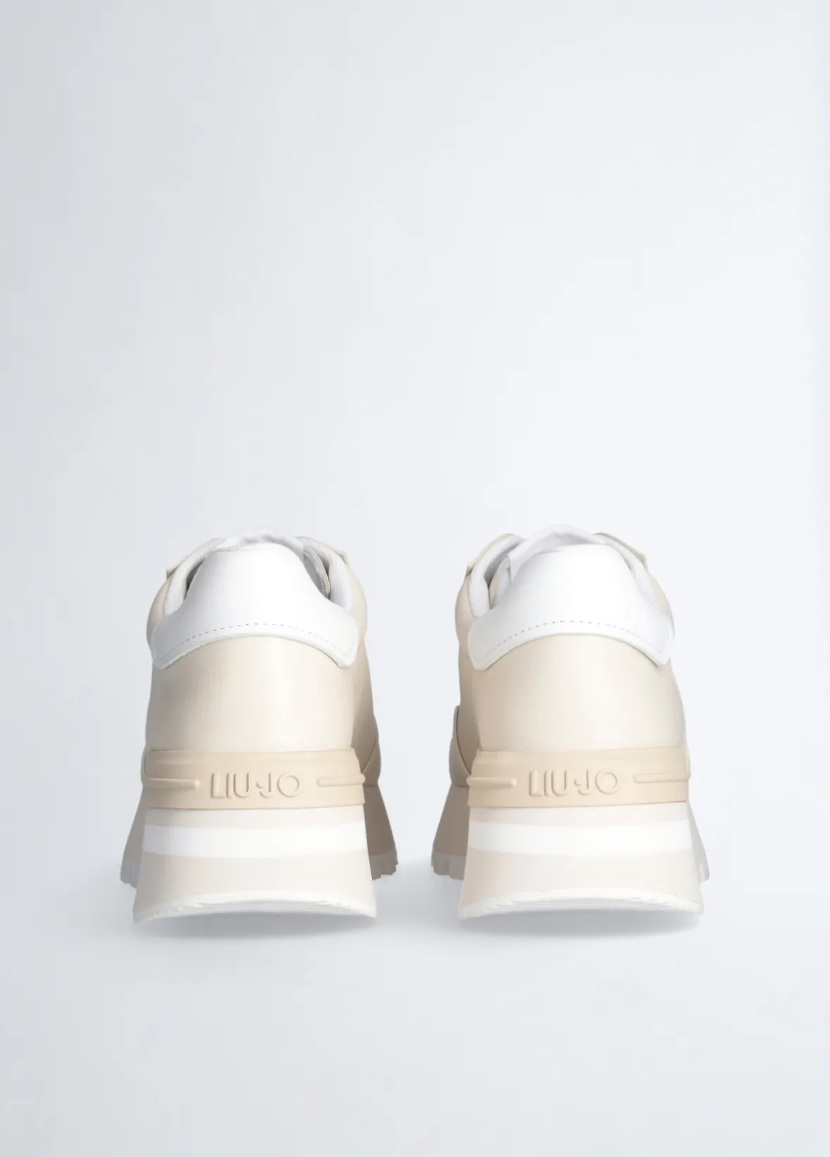 Sneakers in pelle con logo traforato