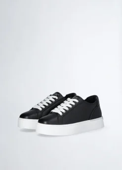 Sneakers in pelle con logo traforato