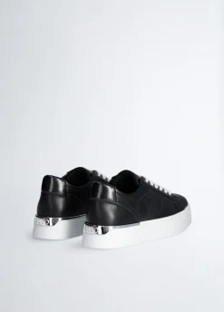 Sneakers in pelle con logo traforato