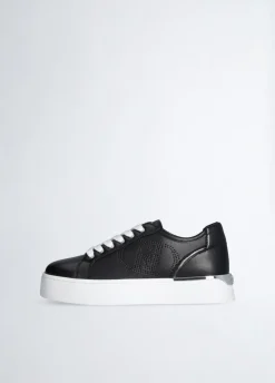 Sneakers in pelle con logo traforato