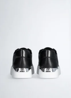 Sneakers in pelle con logo traforato