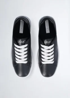 Sneakers in pelle con logo traforato