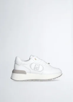 Sneakers in pelle con logo traforato
