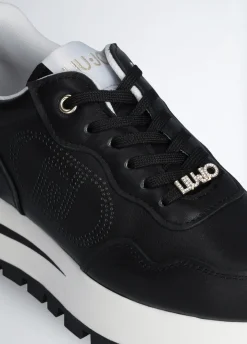 Sneakers in pelle con logo traforato