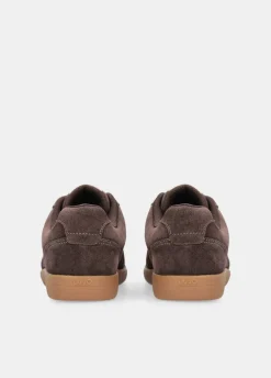 Sneakers in suede