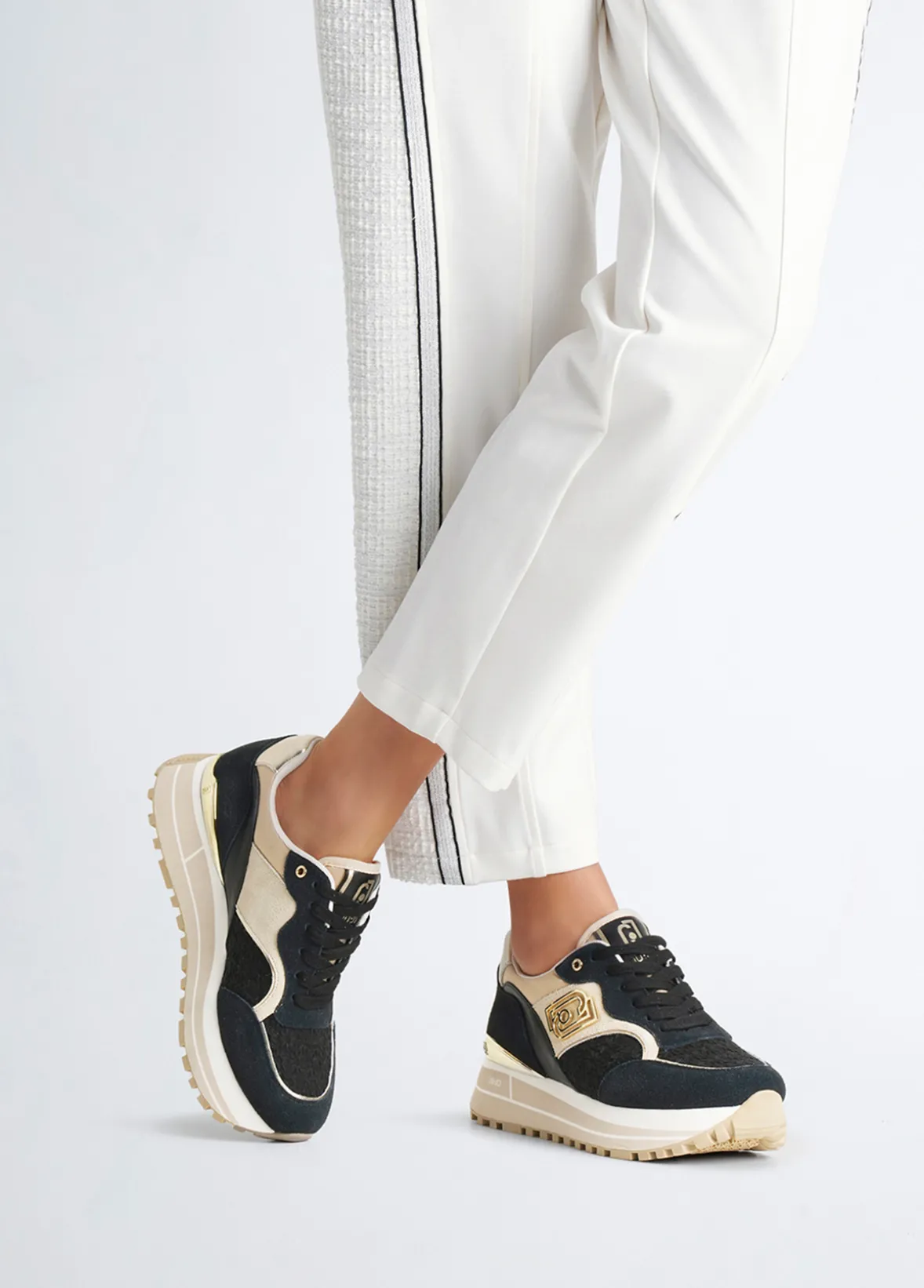 Sneakers platform con ricami floreali