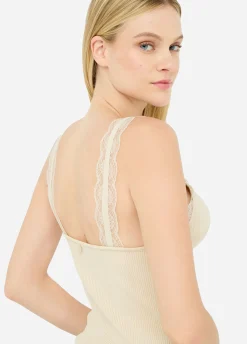 Top con dettagli in pizzo