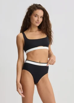 Top da mare e slip a vita alta