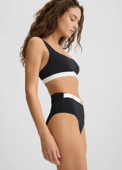Top da mare e slip a vita alta