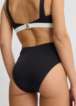 Top da mare e slip a vita alta