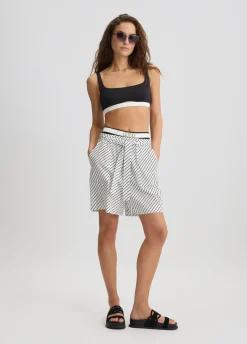 Top da mare e slip a vita alta