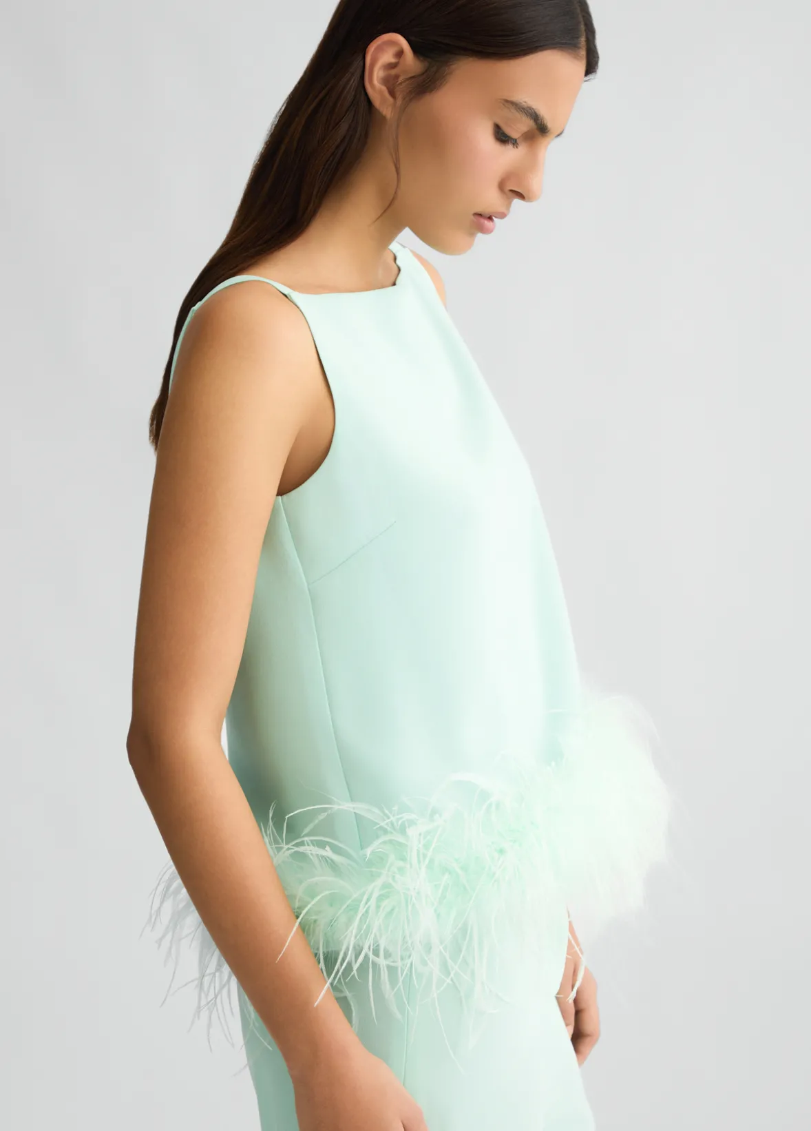 Top elegante con piume