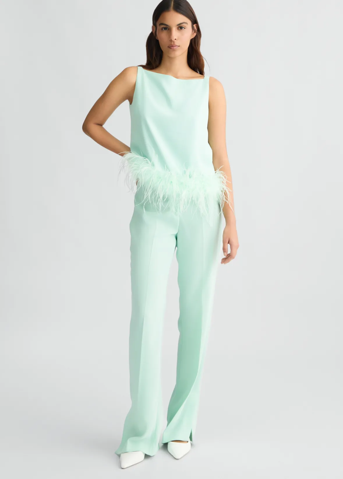 Top elegante con piume