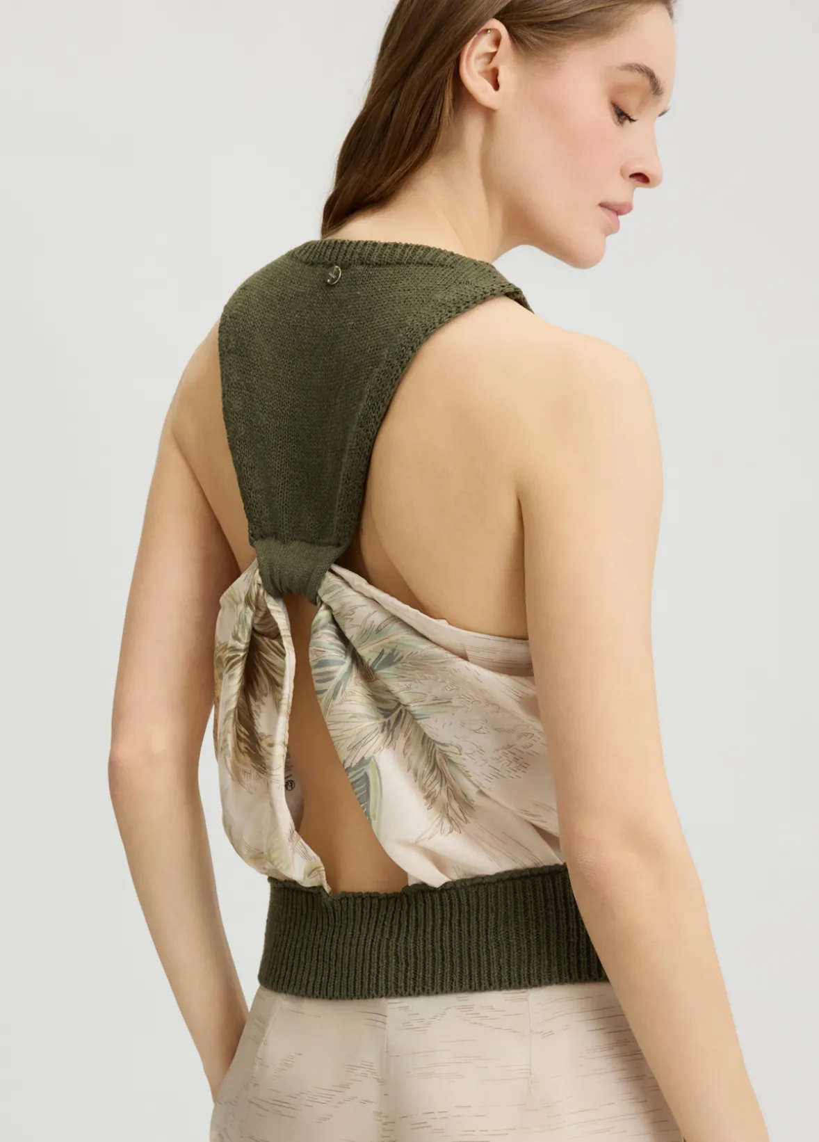 Top in maglia con cut-out