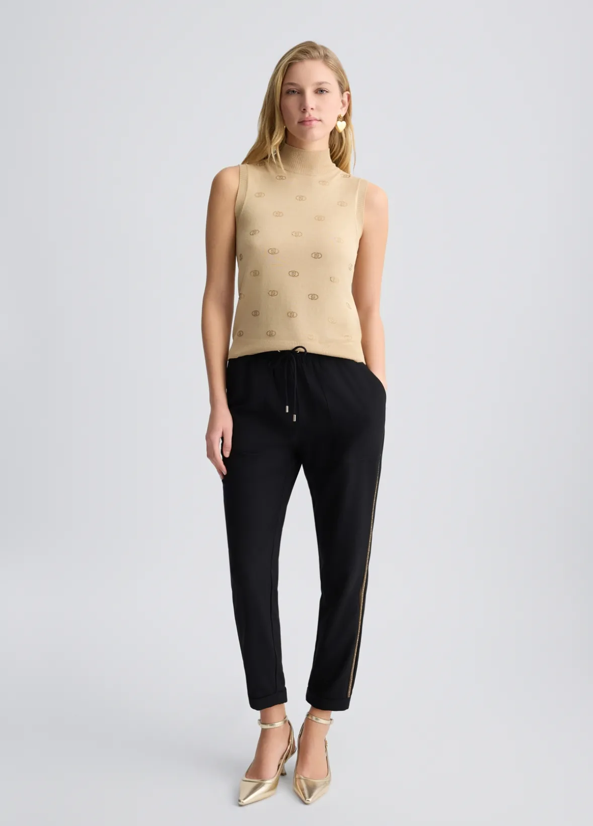 Top in maglia con logo e strass
