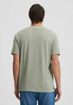 T-shirt color salvia