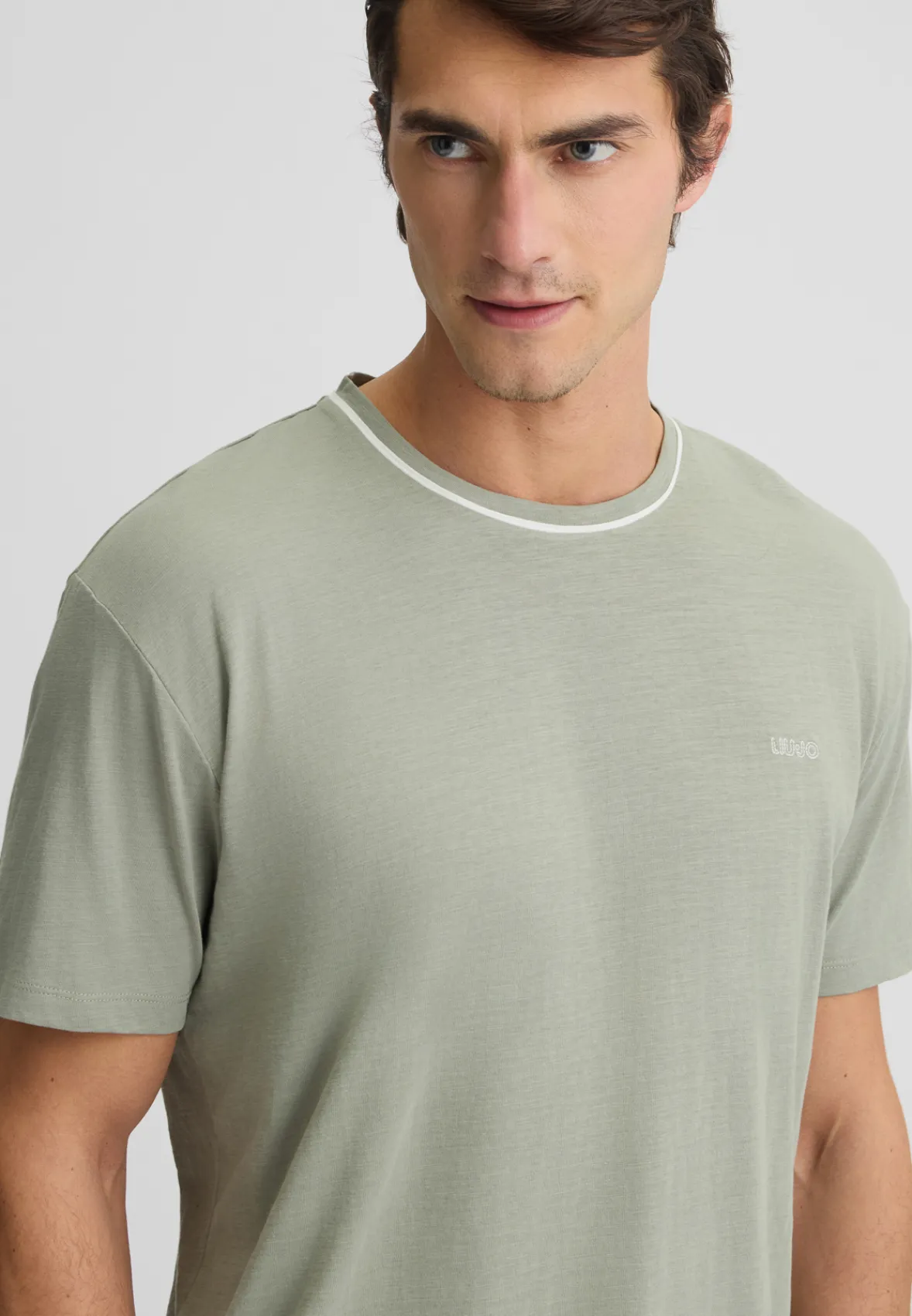 T-shirt color salvia